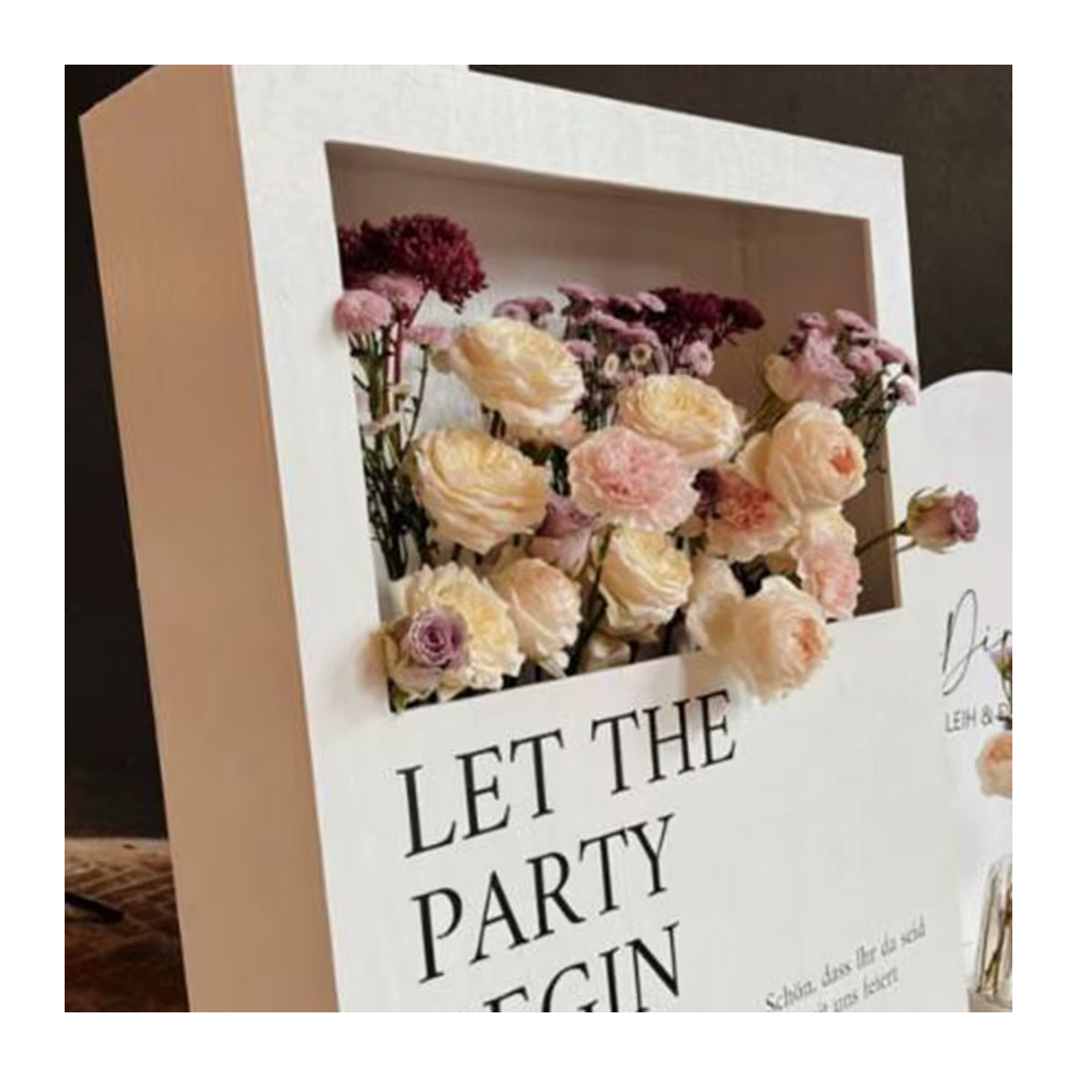 Personalisierte Blumenbox mit individuellem Aufkleber in Weiß und Silber für Babyparty, Geburtstag oder Hochzeit - Bild 2