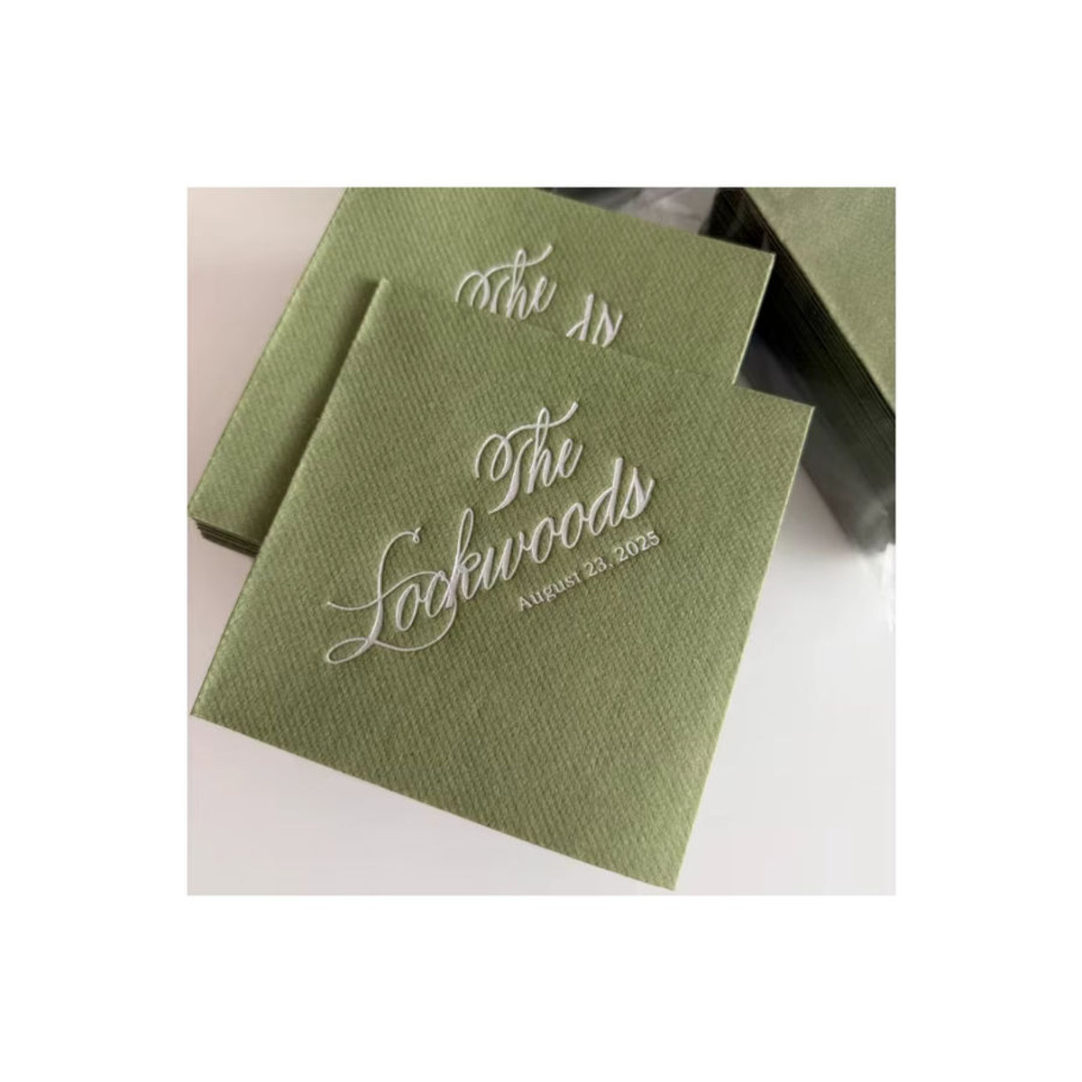Personalisierte Cocktailservietten von PARARTDIY in Grün mit Goldfolien-Druck im Leinen-Look für deine Hochzeit - Bild 2