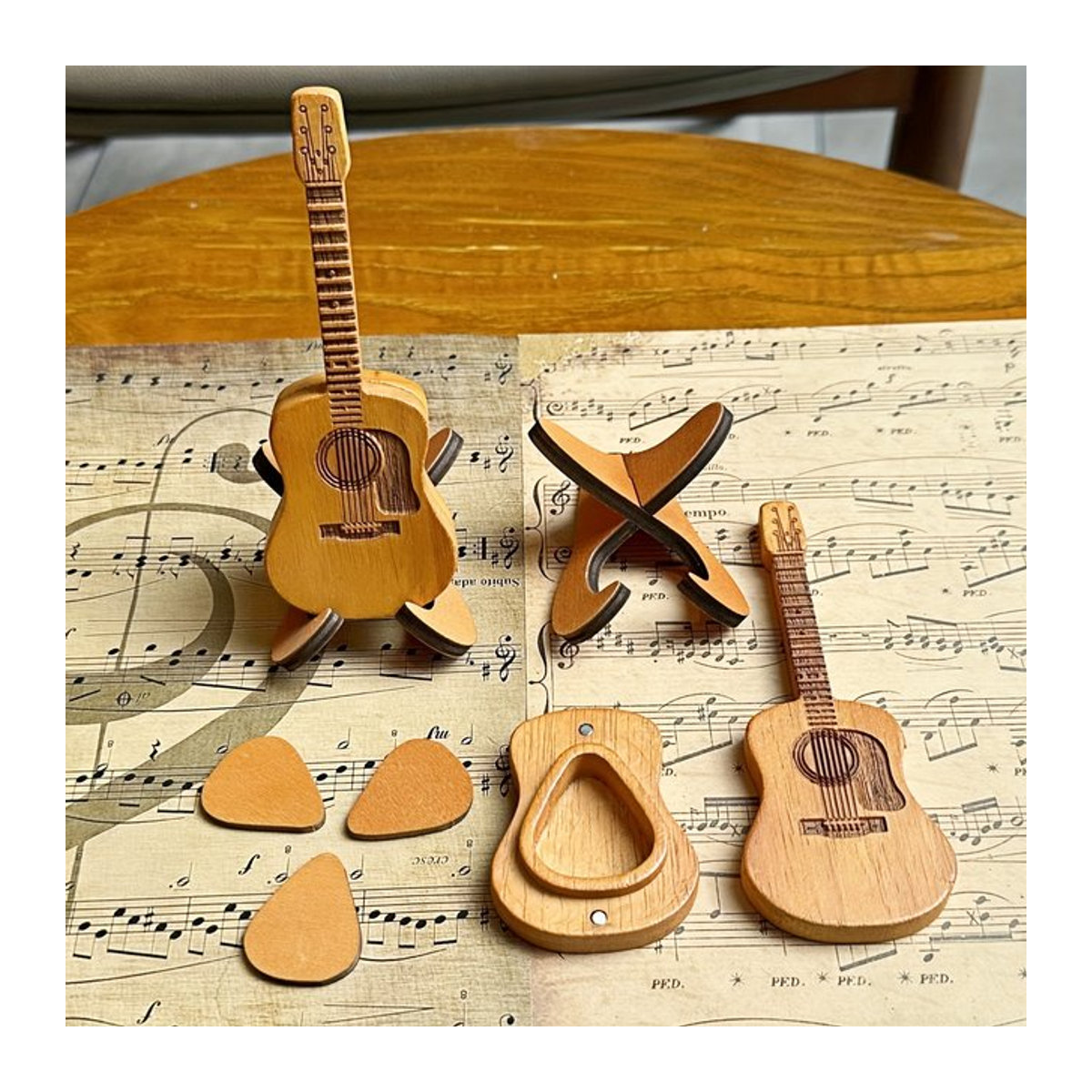Personalisierte Holz-Gitarrenplektrum-Box mit 3 gravierten Plektren in Braun - Bild 1