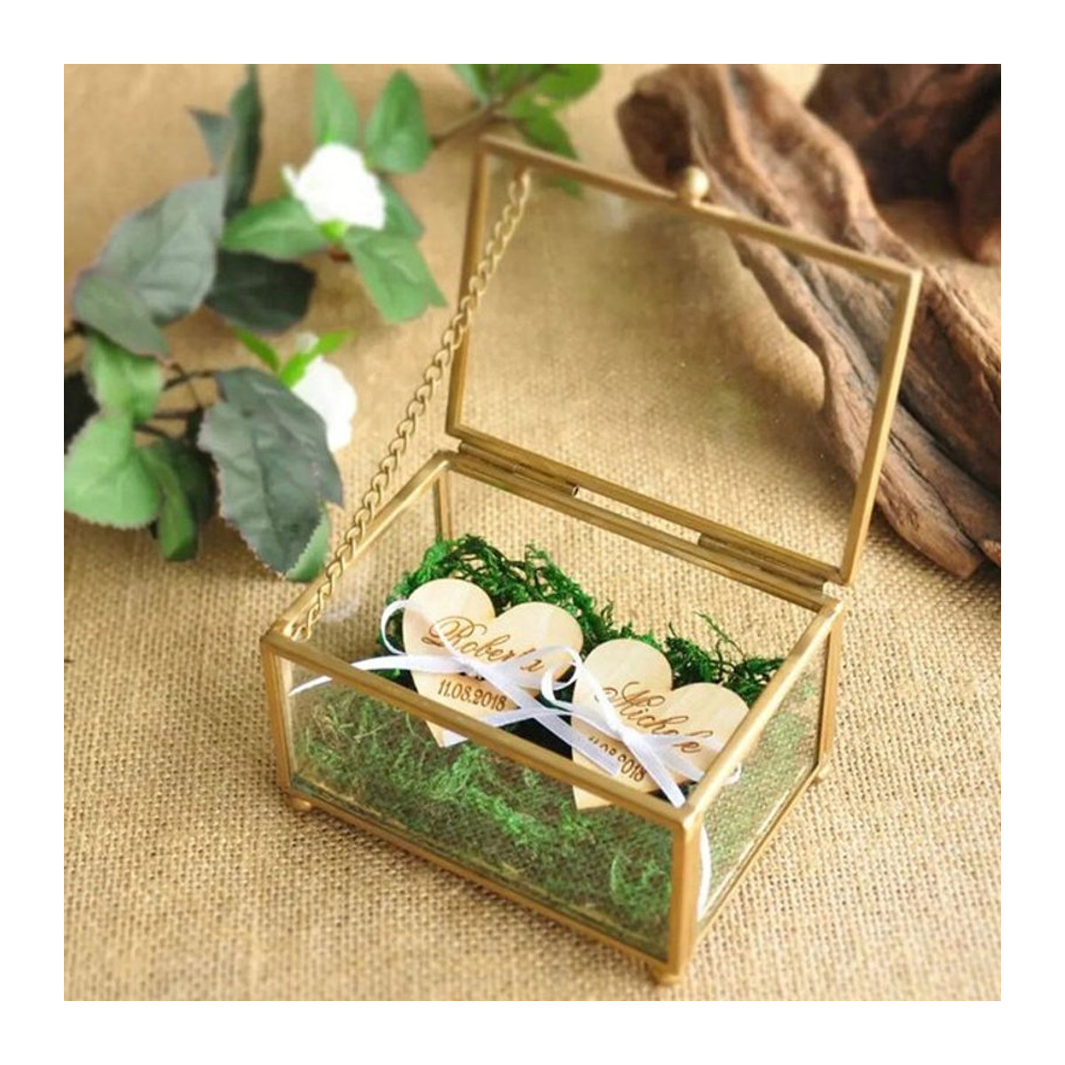Personalisierte rechteckige Eheringbox aus Glas und Holz mit Herzanhänger in Braun und Gold für deine Hochzeitsdekoration - Bild 1