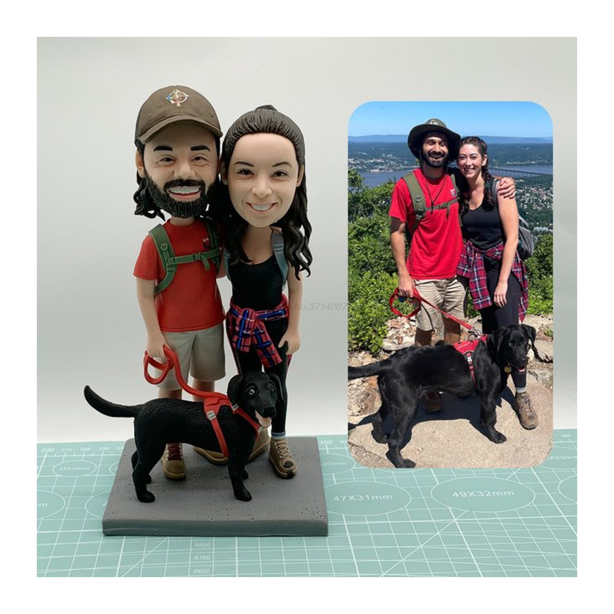 Personalisierte Tonpuppe aus Keramik mit beweglichem Kopf als maßgeschneiderte Paarfigur in Mehrfarbig, erstellt aus 2 Fotos - Bild 1