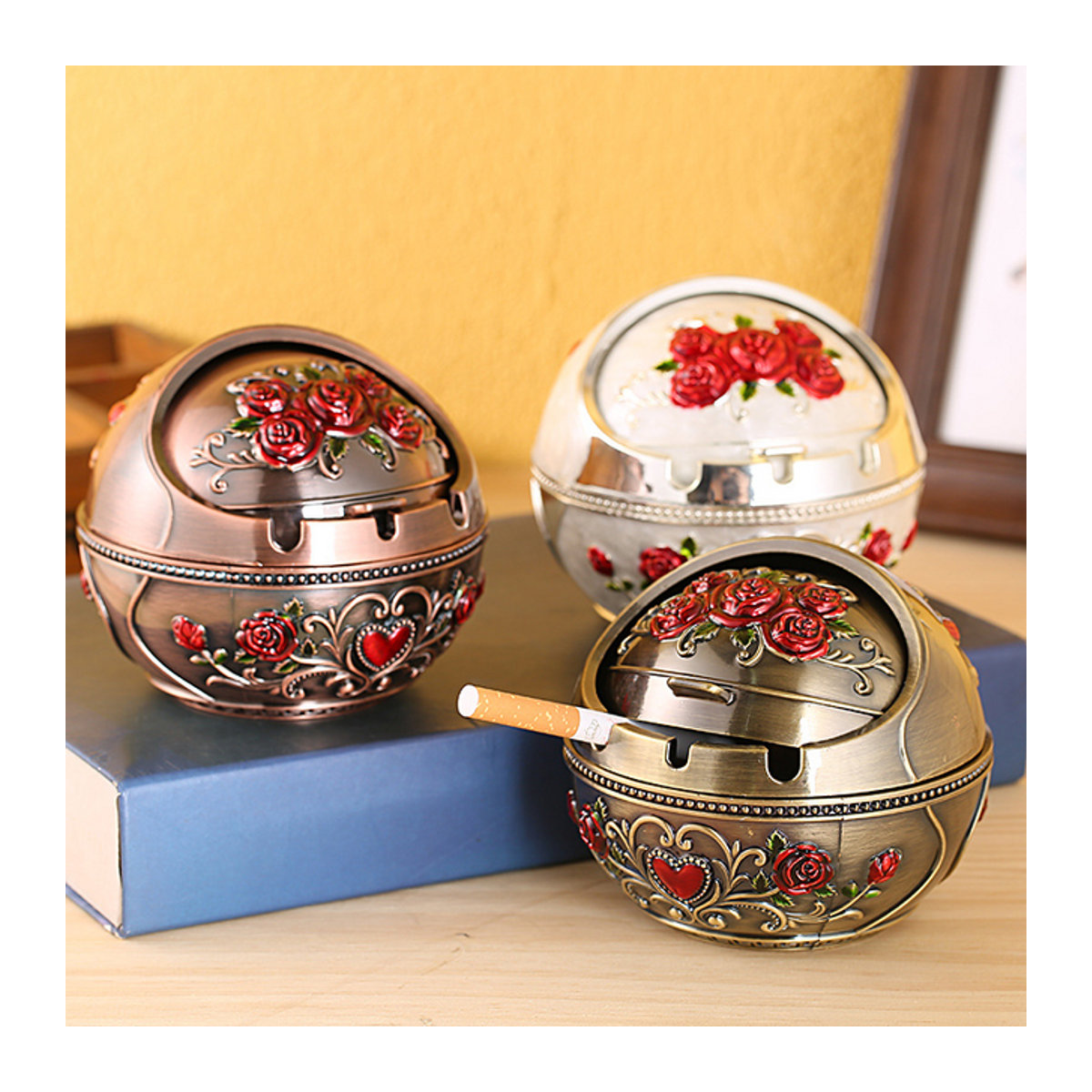 Personalisierter Aschenbecher mit Deckel aus Metall in mehrfarbigem floralem Design, rund und winddicht für dein Zuhause - Bild 1