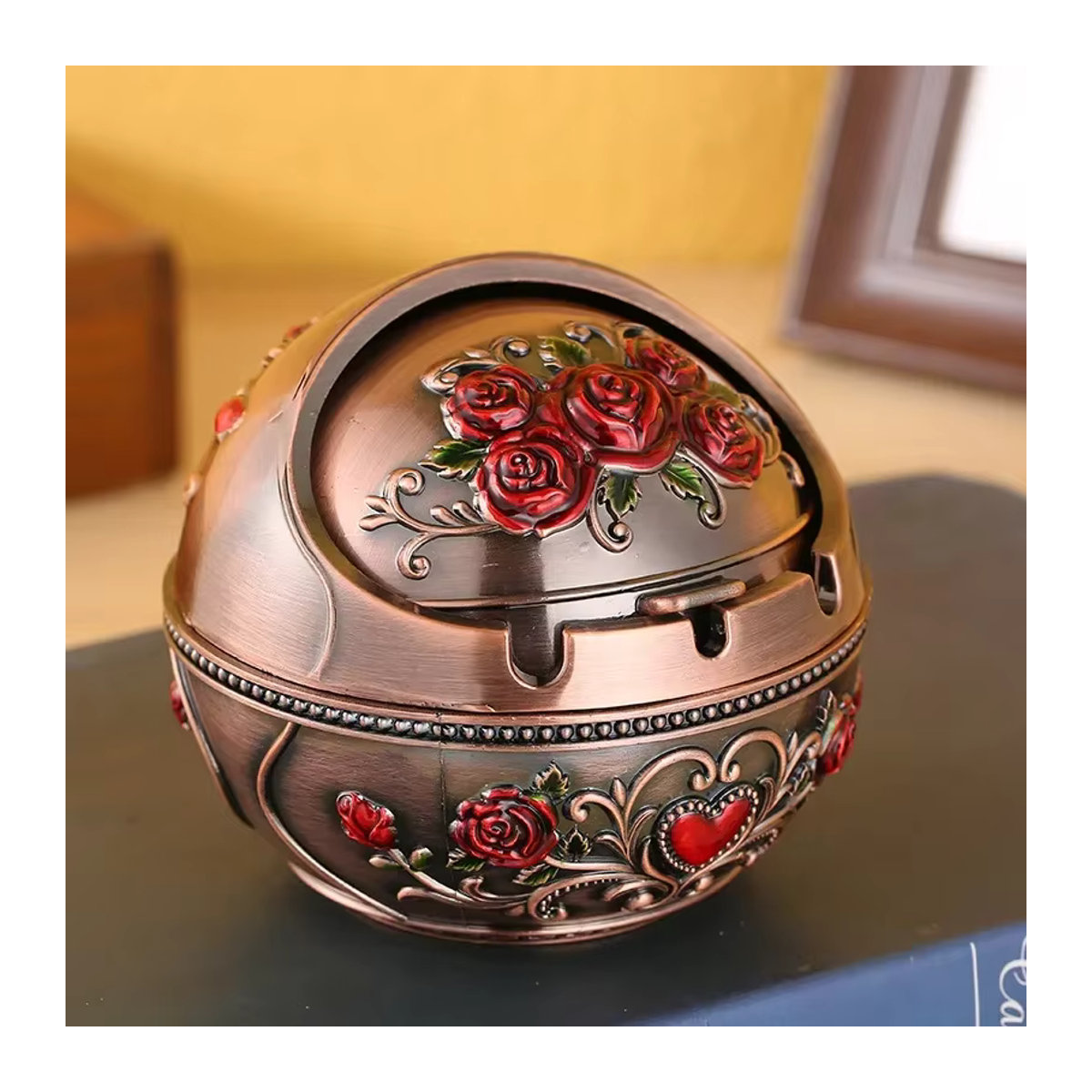 Personalisierter Aschenbecher mit Deckel aus Metall in mehrfarbigem floralem Design, rund und winddicht für dein Zuhause - Bild 2