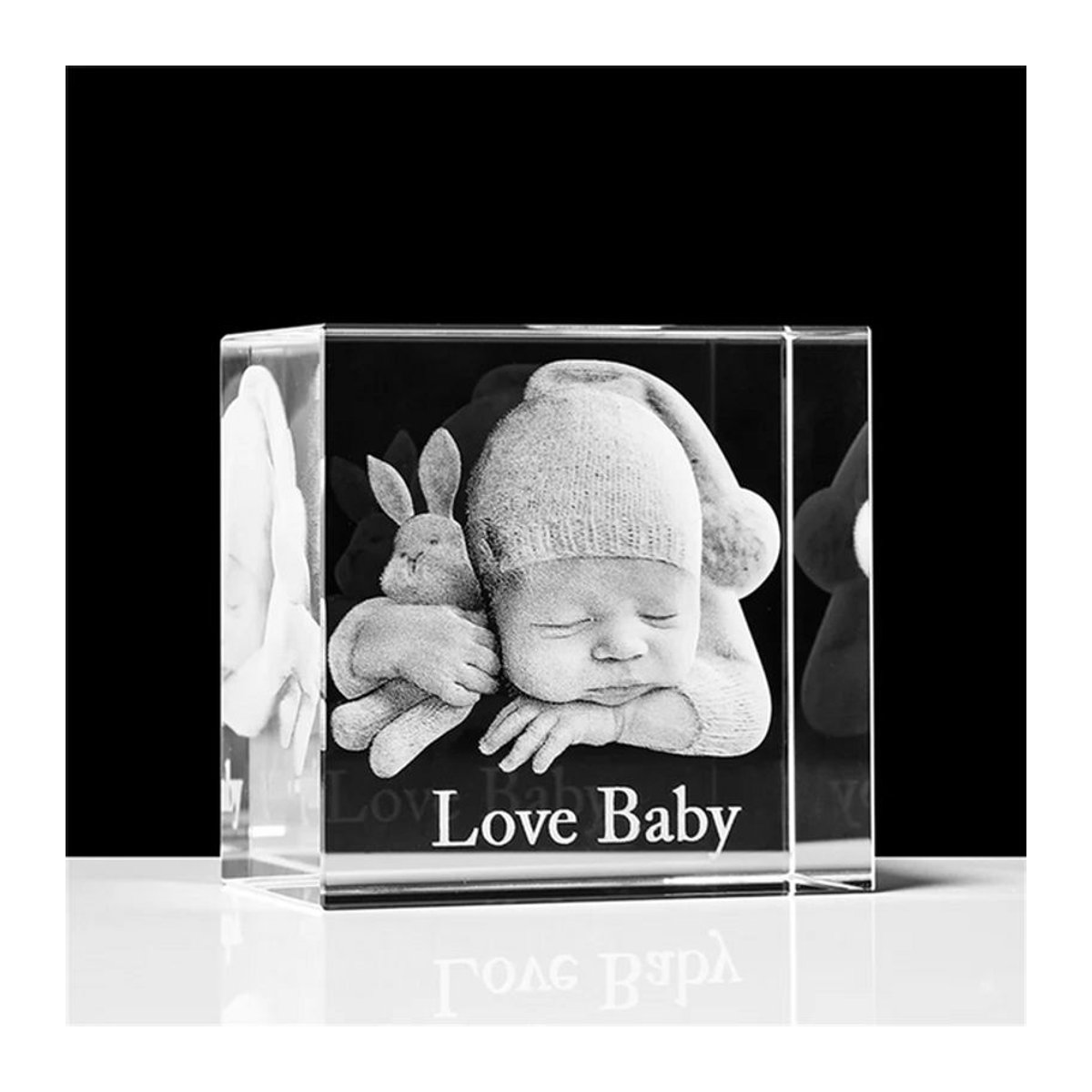 Personalisierter Kristall-Fotorahmen von will&ann mit 3D-Lasergravur aus transparentem Glas als quadratische Dekoration für Geburtstage - Bild 1