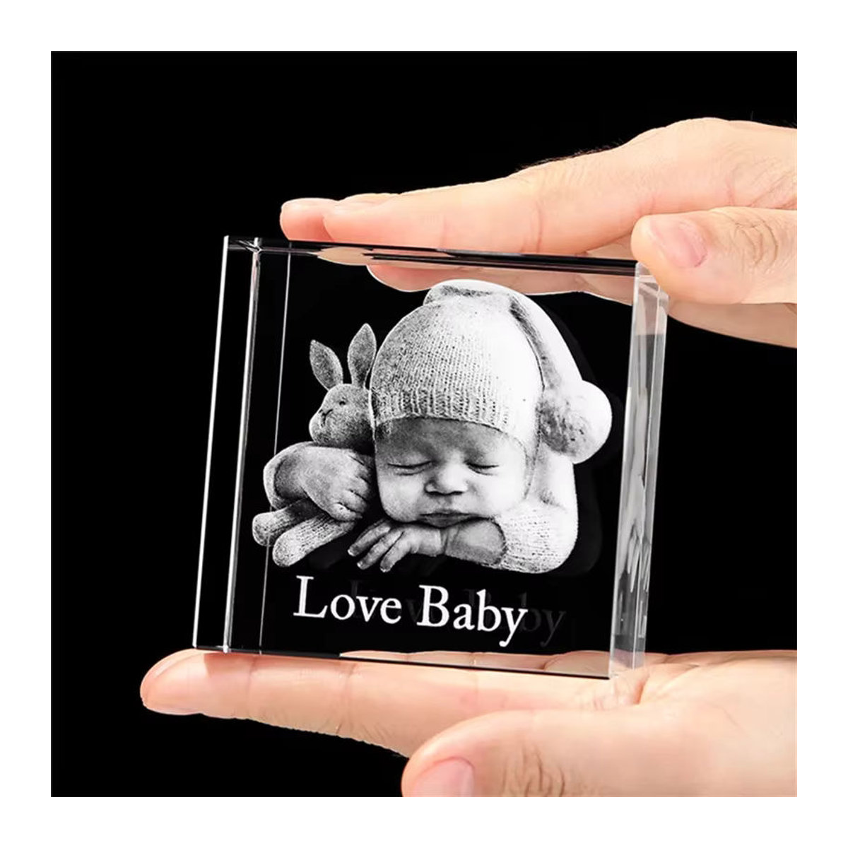 Personalisierter Kristall-Fotorahmen von will&ann mit 3D-Lasergravur aus transparentem Glas als quadratische Dekoration für Geburtstage - Bild 2