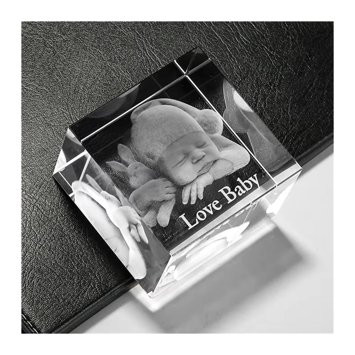 Personalisierter Kristall-Fotorahmen von will&ann mit 3D-Lasergravur aus transparentem Glas als quadratische Dekoration für Geburtstage - Bild 3
