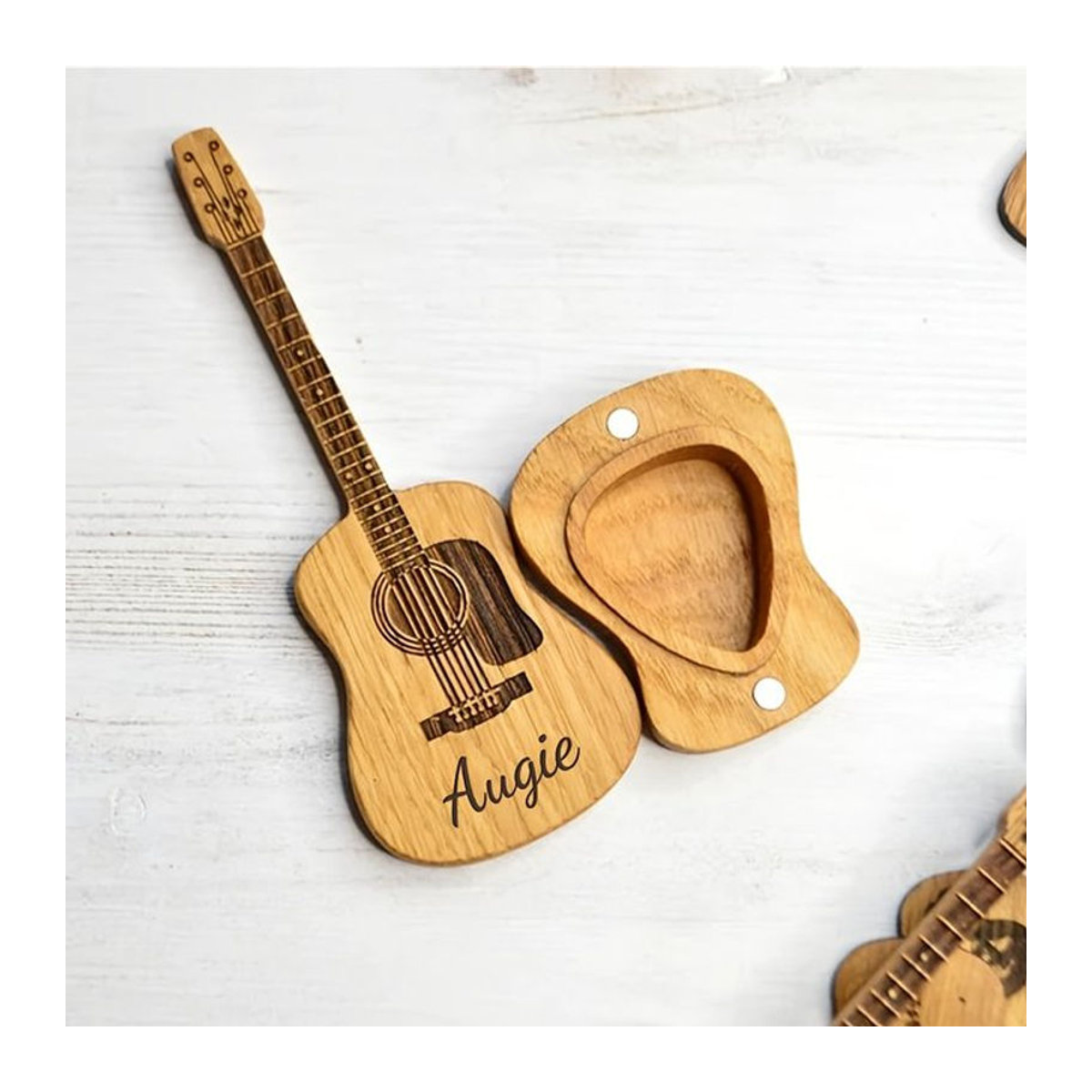 Personalisiertes Hängeornament aus Holz in Braun mit Gitarren-Motiv und individuellem Schriftzug als rustikale Dekoration - Bild 1