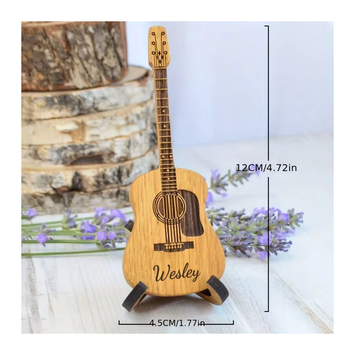 Personalisiertes Hängeornament aus Holz in Braun mit Gitarren-Motiv und individuellem Schriftzug als rustikale Dekoration - Bild 2