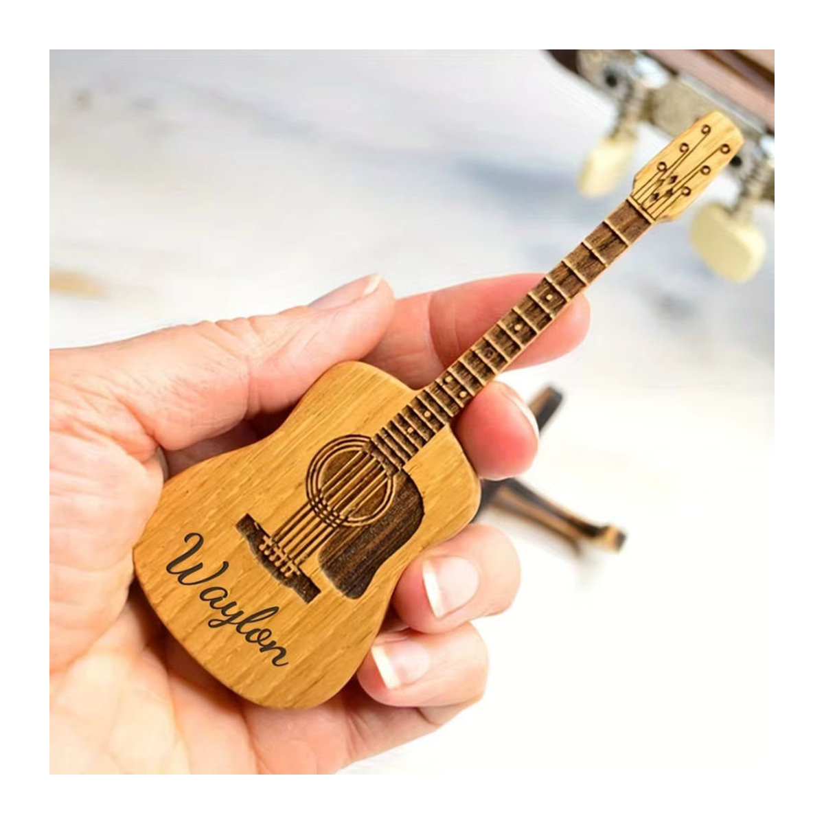 Personalisiertes Hängeornament aus Holz in Braun mit Gitarren-Motiv und individuellem Schriftzug als rustikale Dekoration - Bild 3
