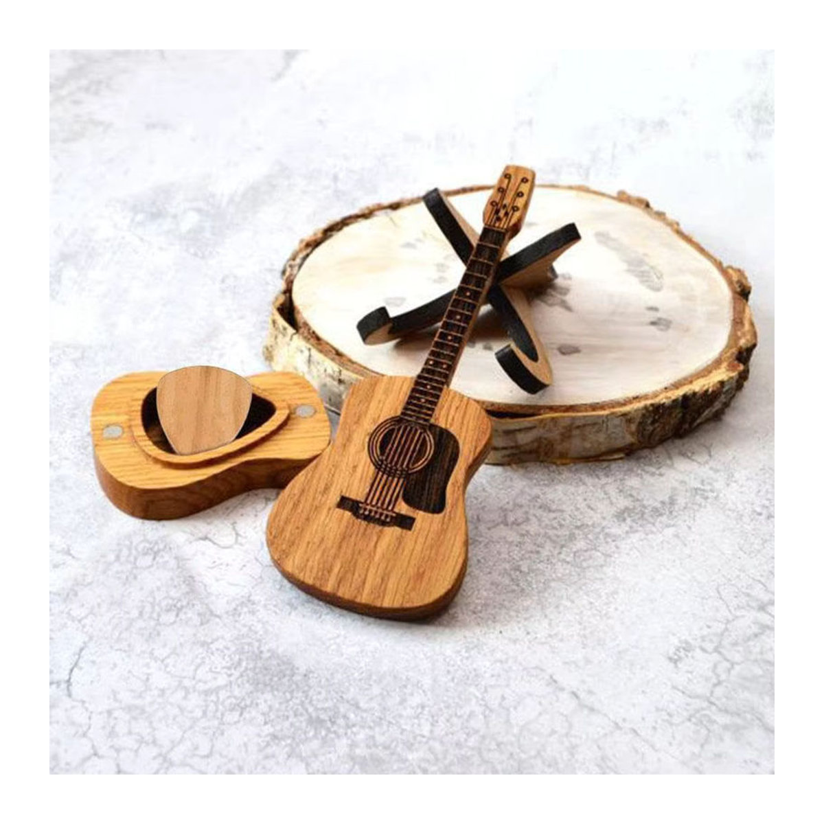 Personalisiertes Hängeornament aus Holz in Braun mit Gitarren-Motiv und individuellem Schriftzug als rustikale Dekoration - Bild 5