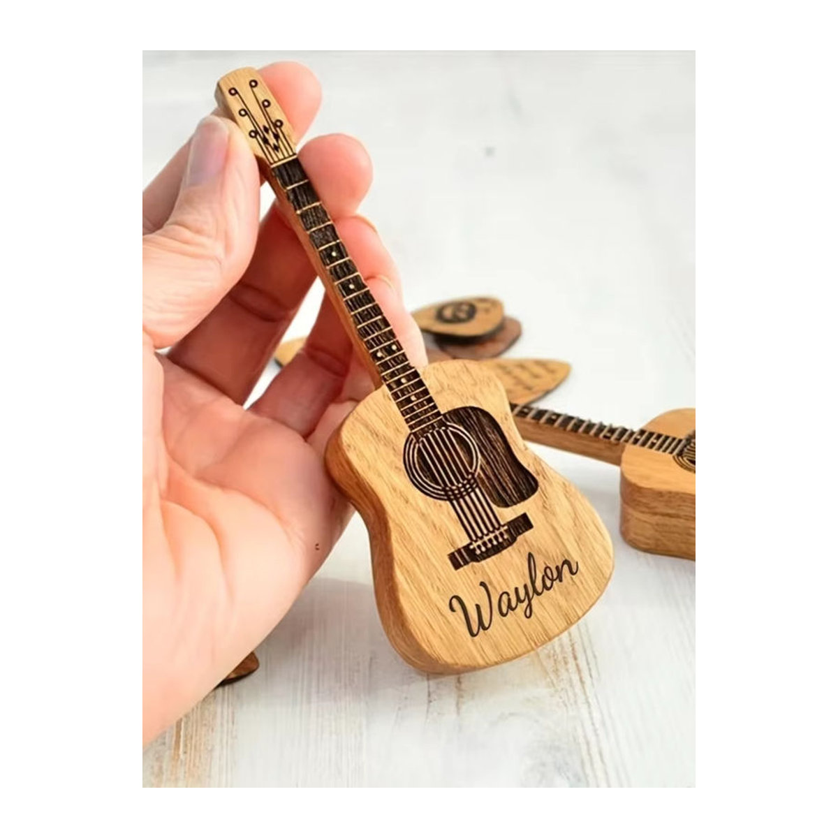 Personalisiertes Hängeornament aus Holz in Braun mit Gitarren-Motiv und individuellem Schriftzug als rustikale Dekoration - Bild 6