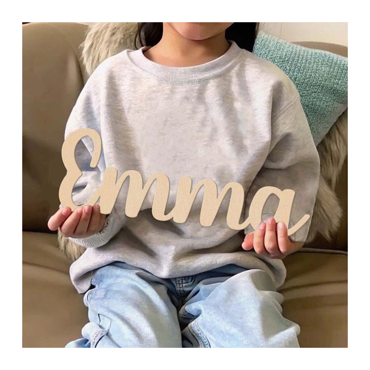 Personalisiertes Holzschild mit individuellem Namen in Beige, klassische Wanddekoration für Kinderzimmer, B/H: 30 x 30 cm - Bild 1