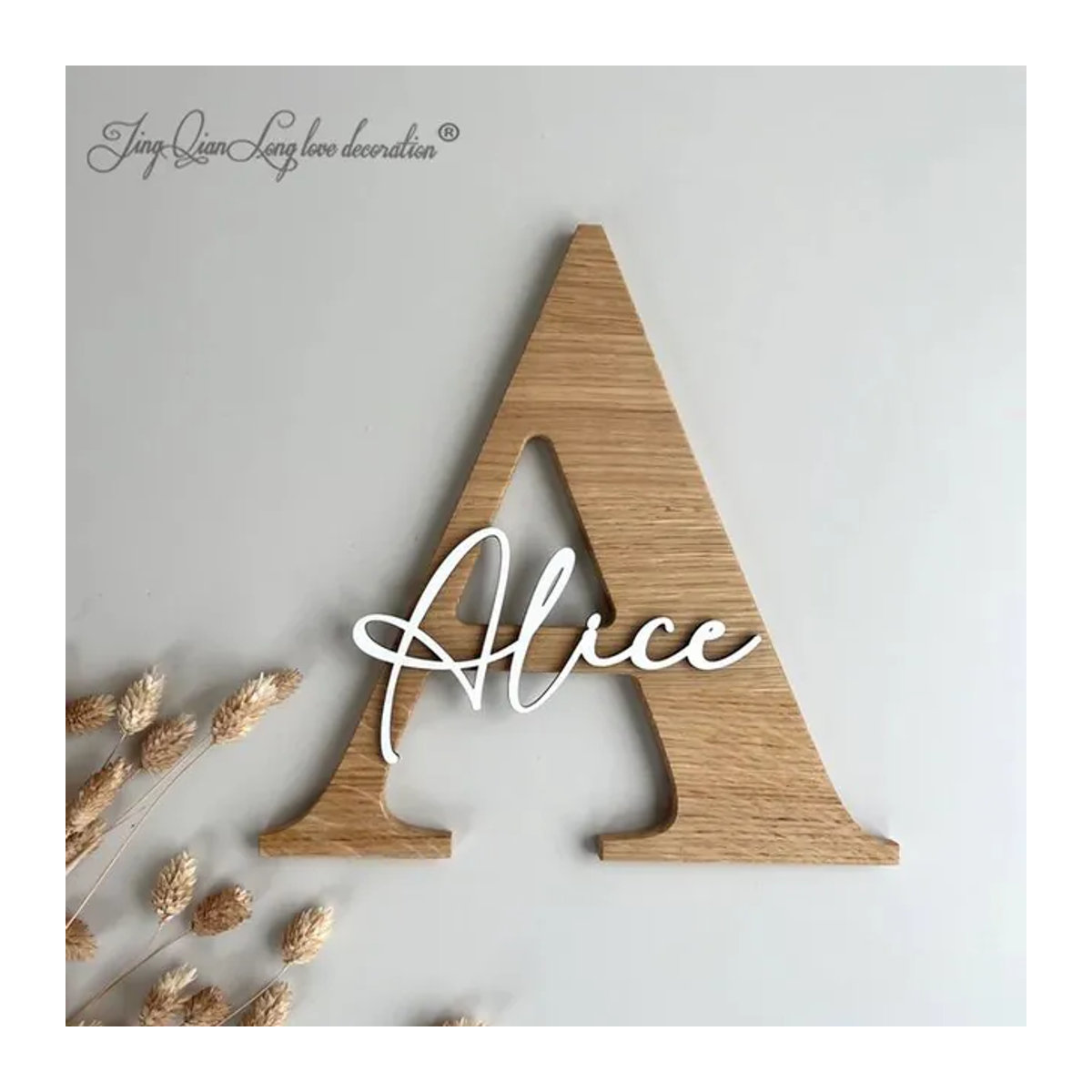 Personalisiertes Namensschild aus Holz in Braun für Kinderzimmer als Wanddekoration im skandinavischen Design von JingQianLong love decoration - Bild 1