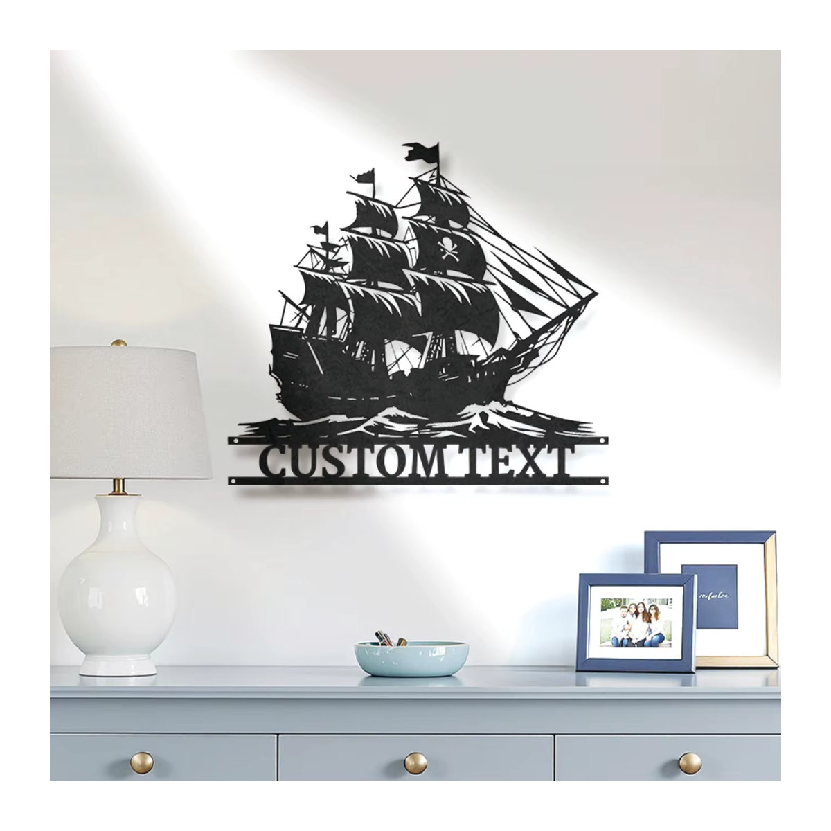 Personalisiertes Piratenschiff-Metallschild von Hello Young in Schwarz für die Wandmontage im maritimen Design - Bild 4