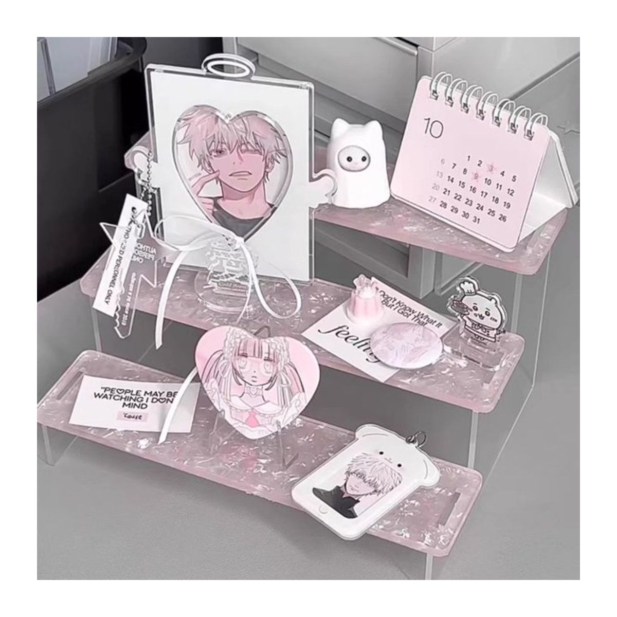 PGY Acryl-Aufbewahrungsregal mit Wasserwellen-Design, Organizer für Blindboxen und Puppendekoration, transparent und mehrfarbig in Rosa, stehend und rechteckig - Bild 1