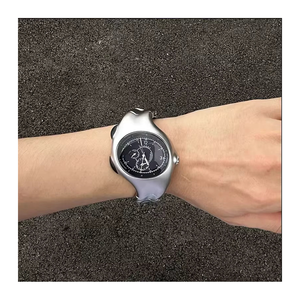 PINTIME Alien Twist Original-Uhr für Herren, silberne Quarz-Analog-Uhr im unregelmäßigen Y2K-Retro-Design - Bild 1