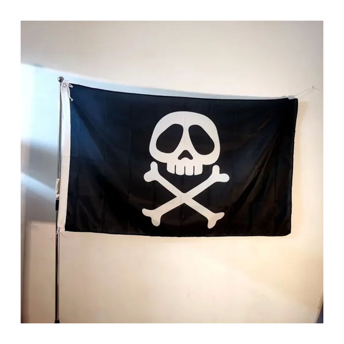 Piratenkapitän Harlock Totenkopfflagge in Schwarz als maritime Dekoration für Innen und Außen aus Textil, B/H: 91,44 x 91,44 cm - Bild 1
