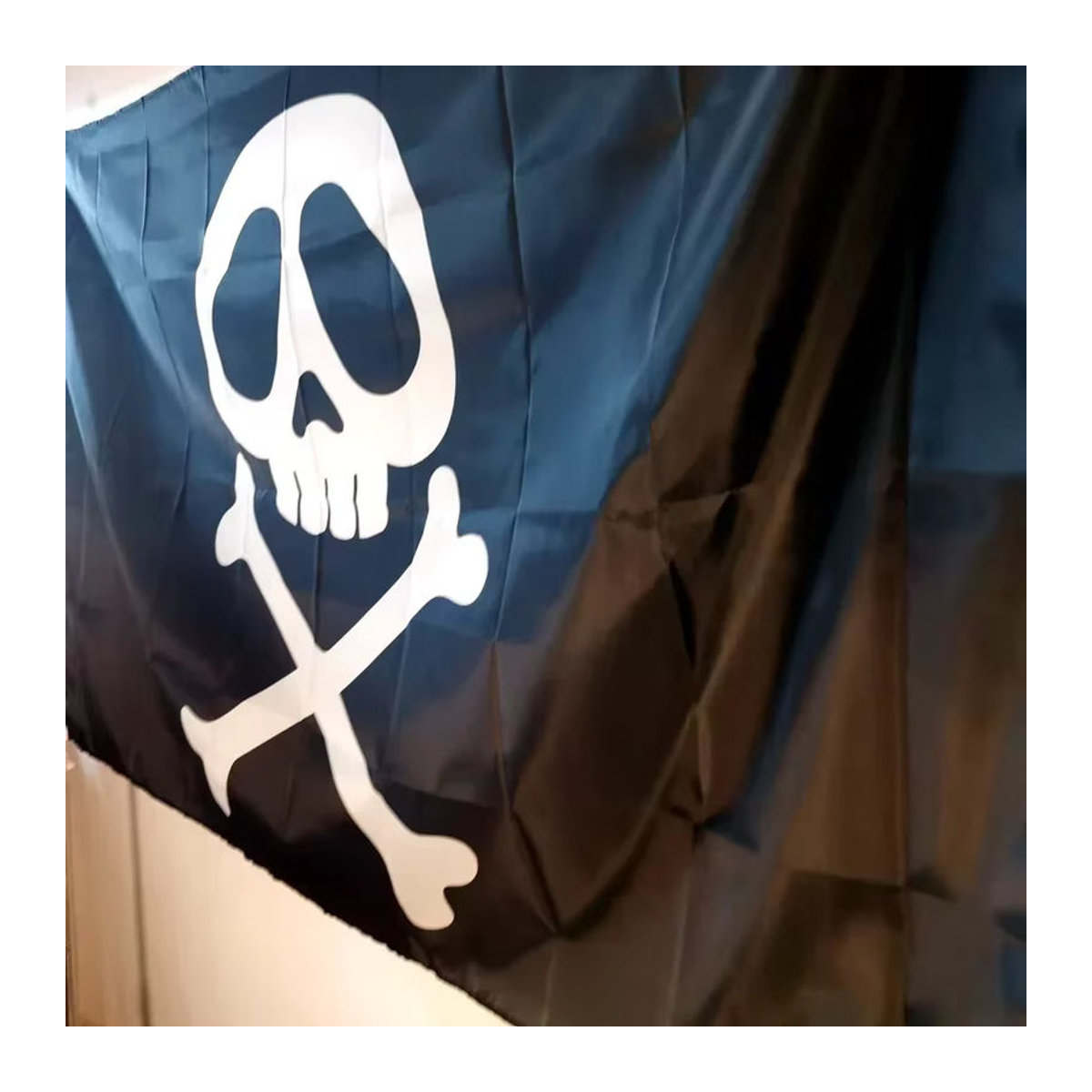 Piratenkapitän Harlock Totenkopfflagge in Schwarz als maritime Dekoration für Innen und Außen aus Textil, B/H: 91,44 x 91,44 cm - Bild 3