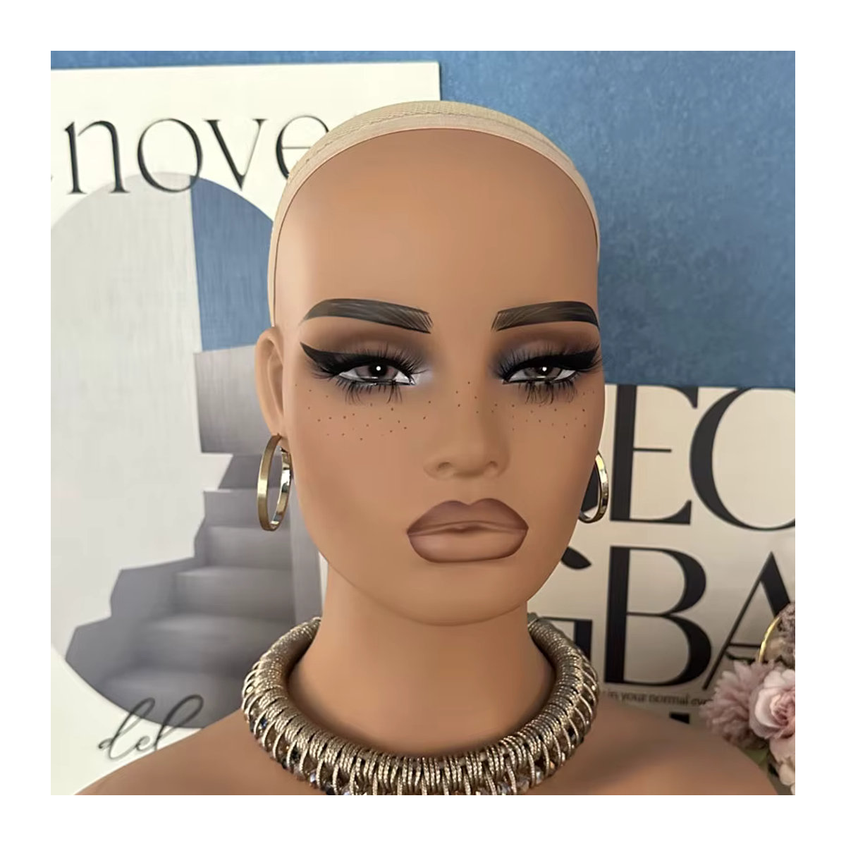 Plussign Perückenkopf Mannequin mit Stand und quadratischem Gesicht in Beige - Bild 5