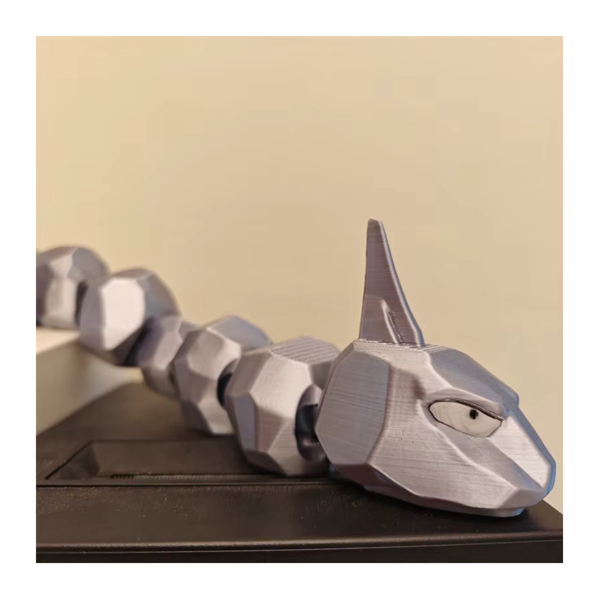 Pokemon Onix Figur Modell aus Kunststoff in Grau, stehend - Bild 1