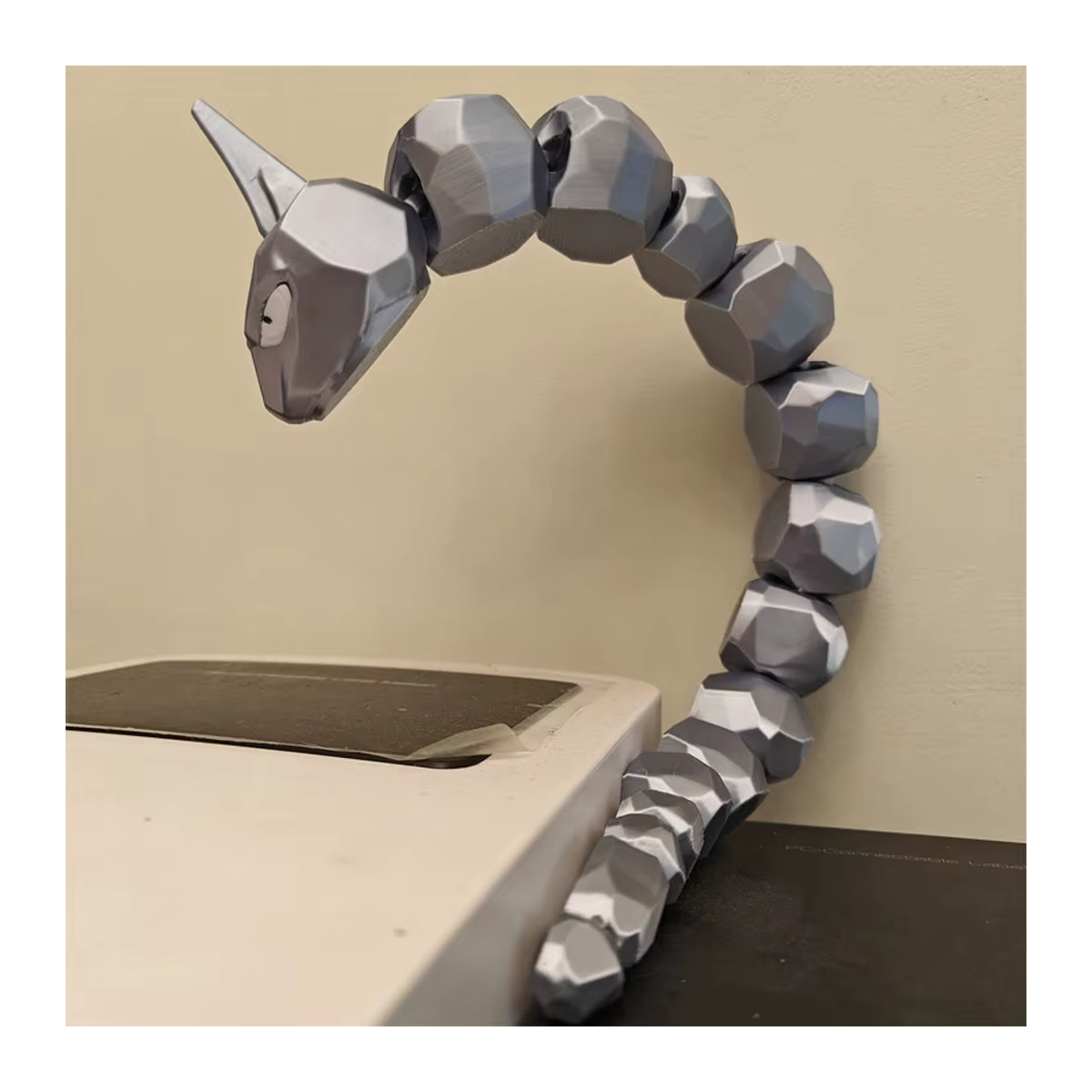 Pokemon Onix Figur Modell aus Kunststoff in Grau, stehend - Bild 2