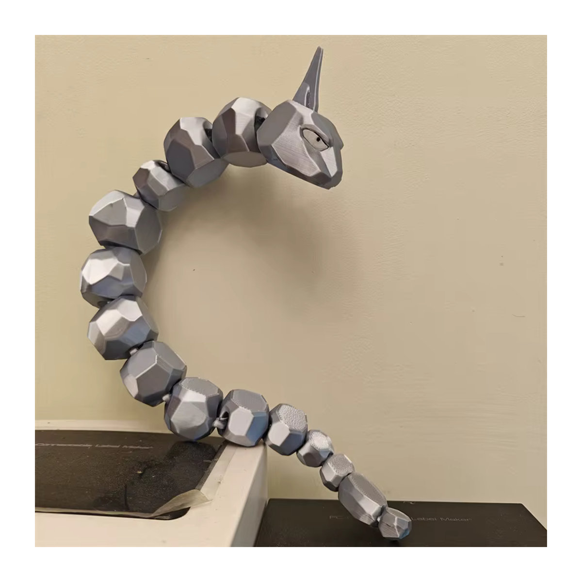 Pokemon Onix Figur Modell aus Kunststoff in Grau, stehend - Bild 3