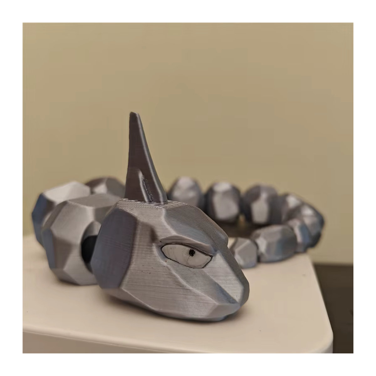 Pokemon Onix Figur Modell aus Kunststoff in Grau, stehend - Bild 4