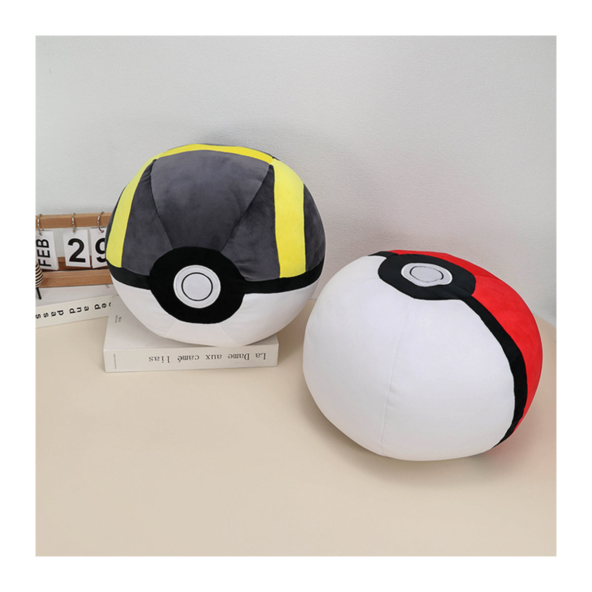 Pokemon Plüschkissen im Ultra Ball und Master Ball Design als Kuschelmonster für dein Schlafzimmer - Bild 1