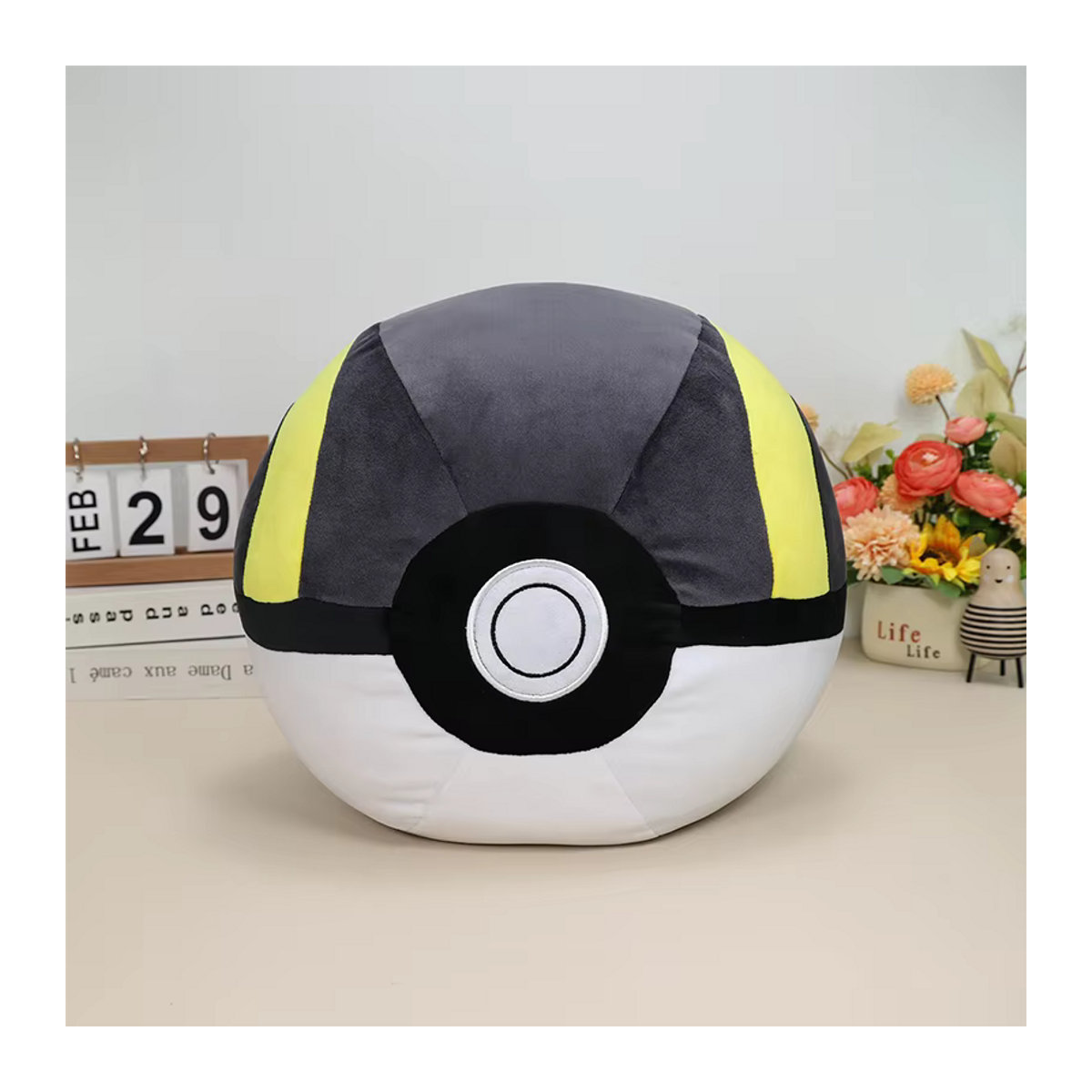 Pokemon Plüschkissen im Ultra Ball und Master Ball Design als Kuschelmonster für dein Schlafzimmer - Bild 2