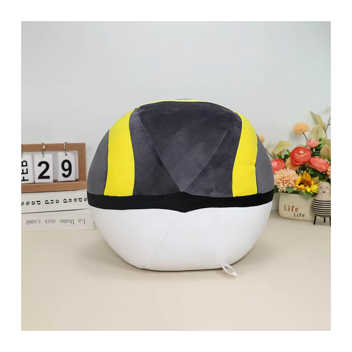 Pokemon Plüschkissen im Ultra Ball und Master Ball Design als Kuschelmonster für dein Schlafzimmer - Bild 3