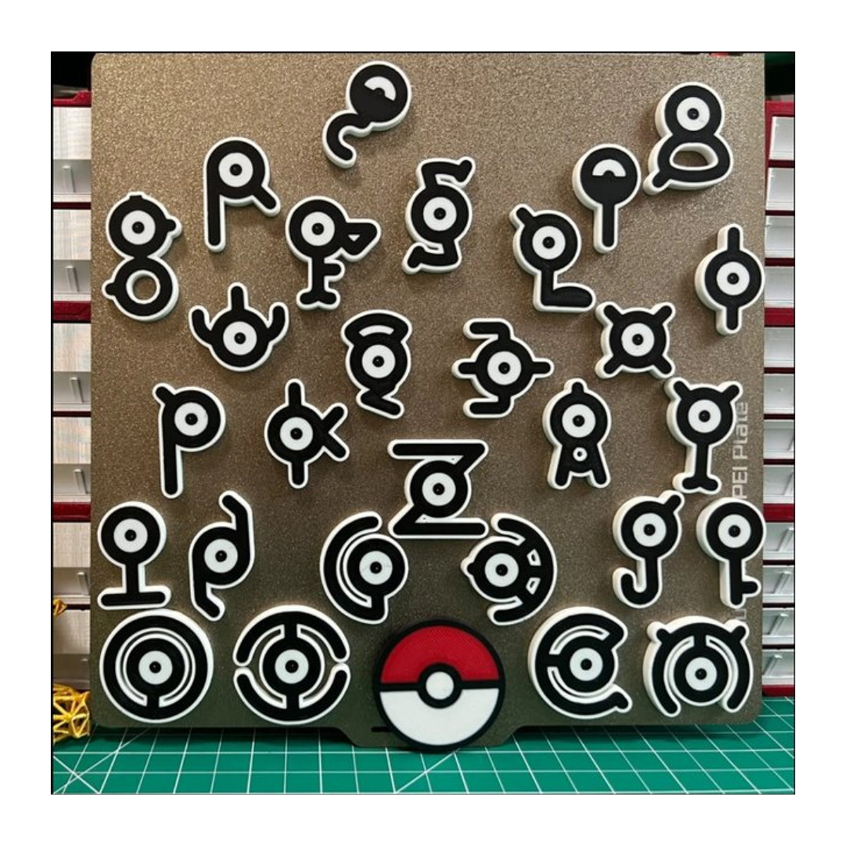 Pokemon Unown Figur Modell aus Kunststoff in Gold und Silber für deinen Desktop oder Kühlschrank - Bild 1