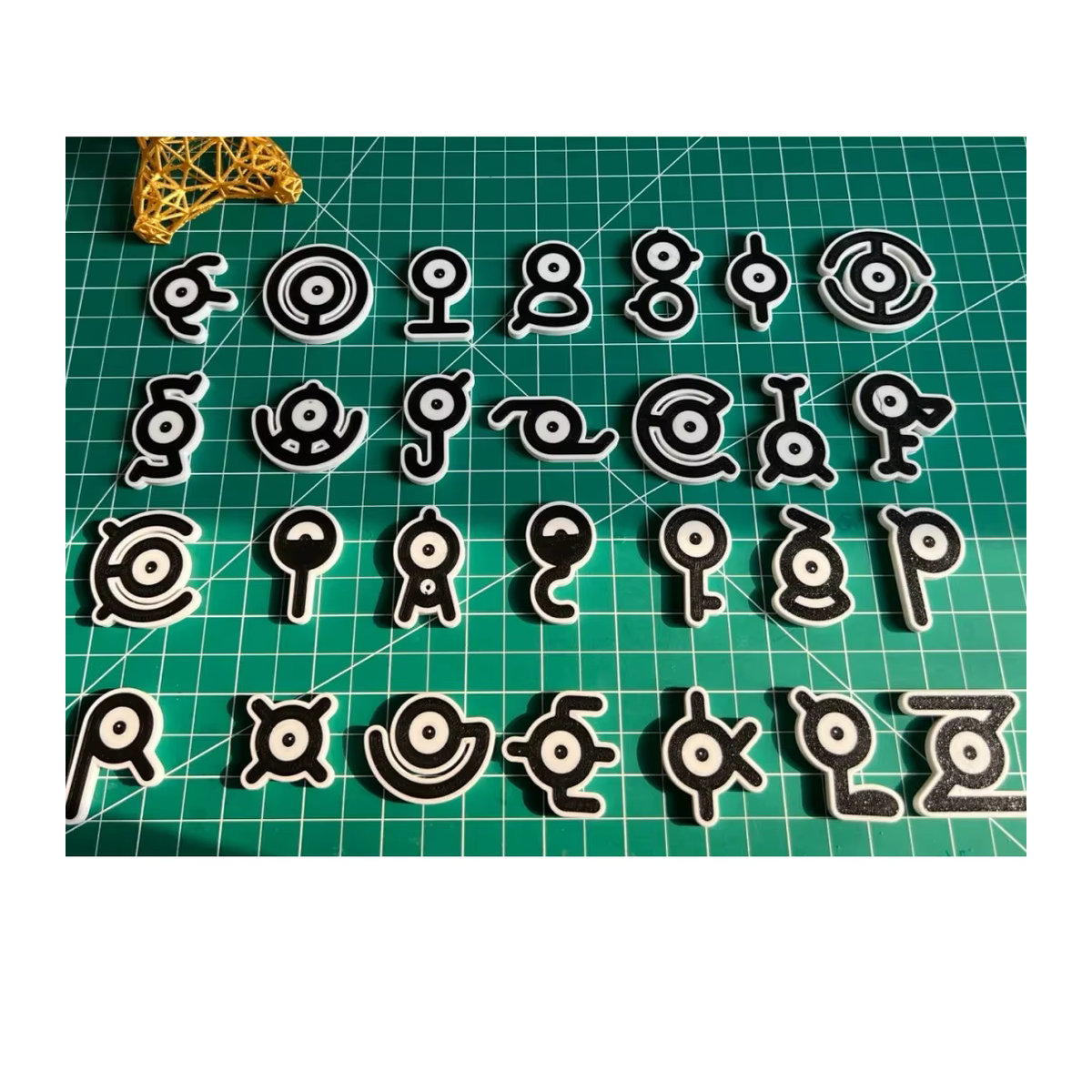 Pokemon Unown Figur Modell aus Kunststoff in Gold und Silber für deinen Desktop oder Kühlschrank - Bild 2