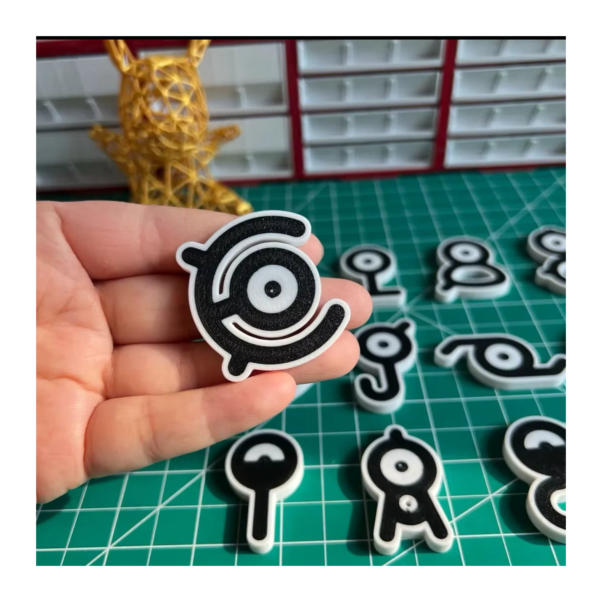 Pokemon Unown Figur Modell aus Kunststoff in Gold und Silber für deinen Desktop oder Kühlschrank - Bild 3