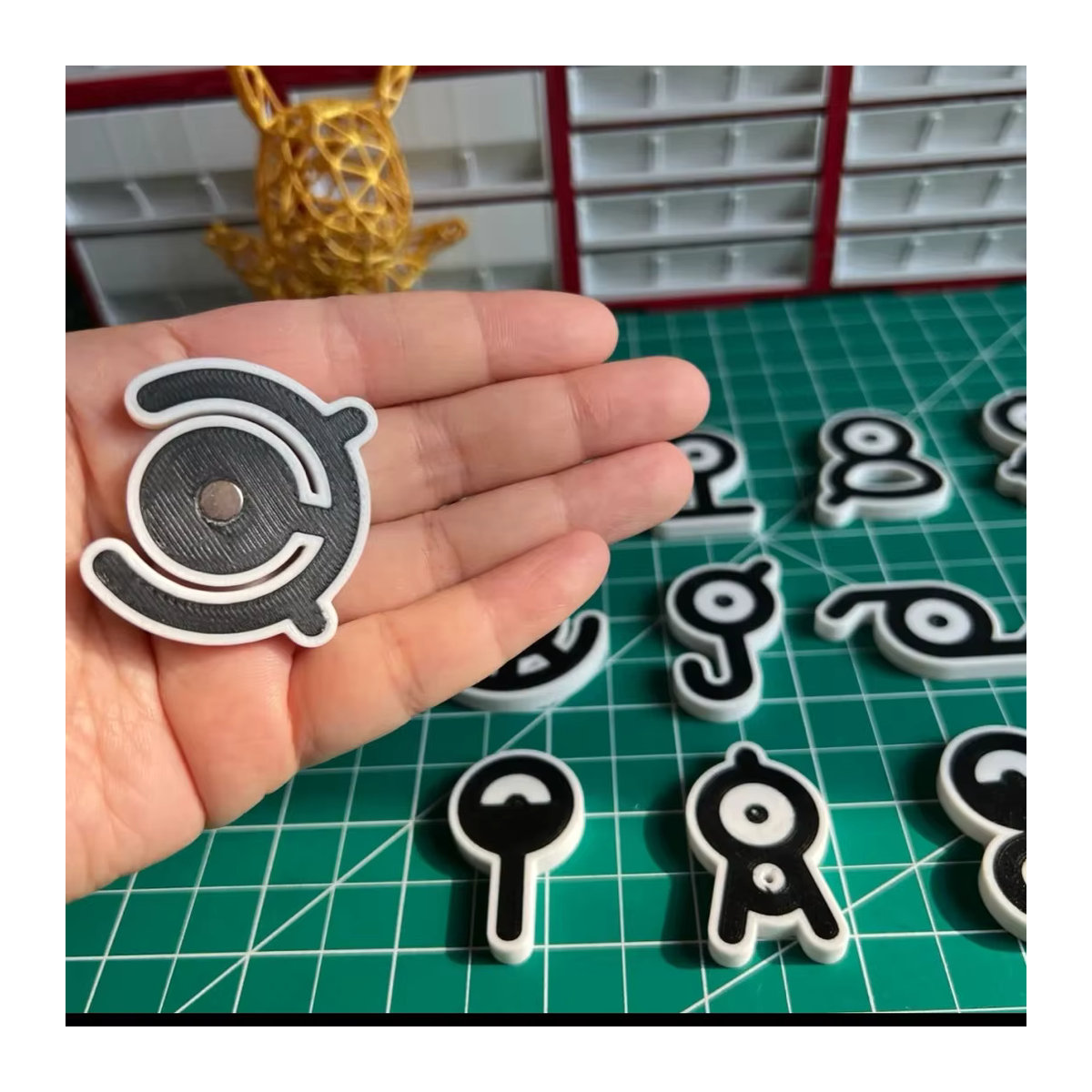 Pokemon Unown Figur Modell aus Kunststoff in Gold und Silber für deinen Desktop oder Kühlschrank - Bild 4