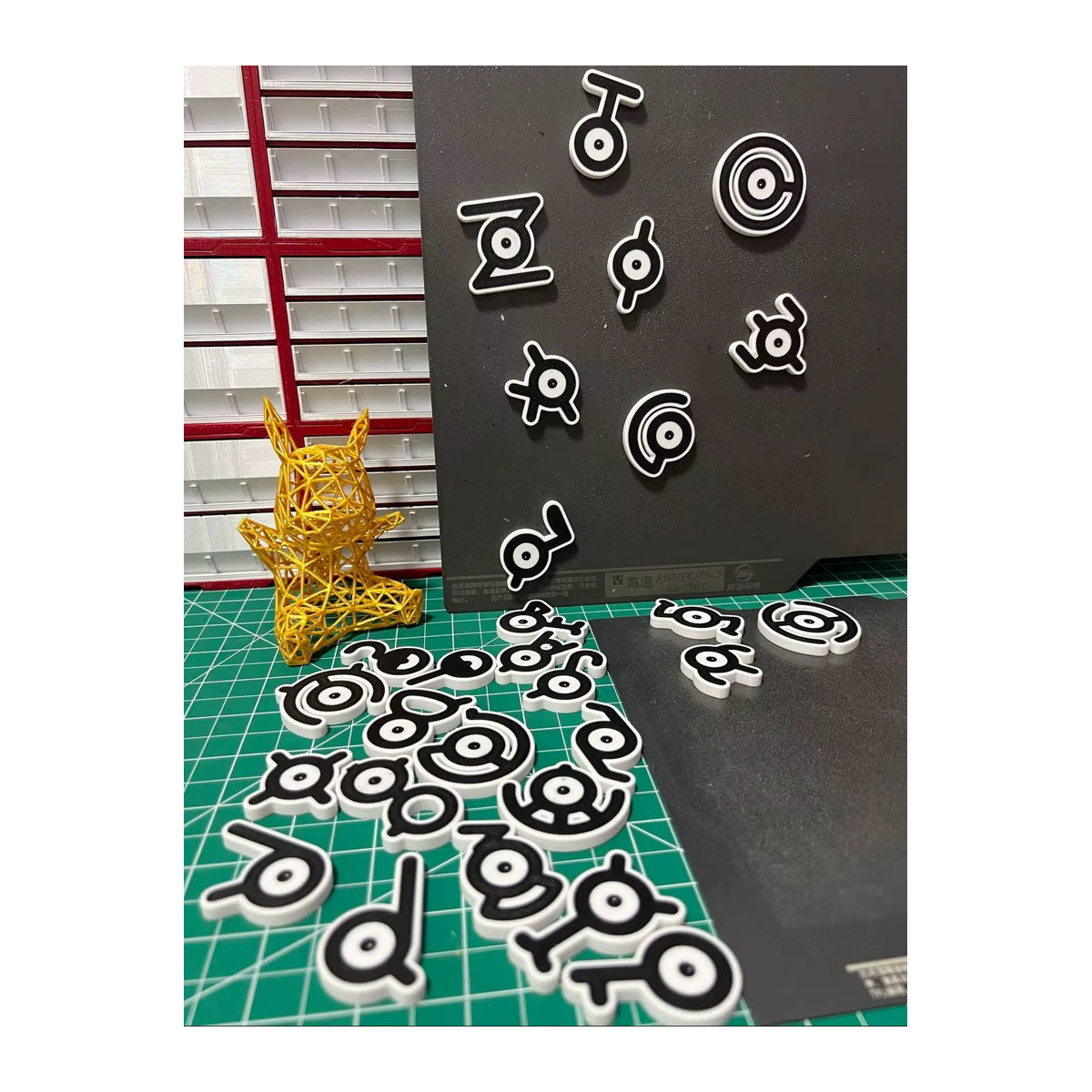 Pokemon Unown Figur Modell aus Kunststoff in Gold und Silber für deinen Desktop oder Kühlschrank - Bild 5