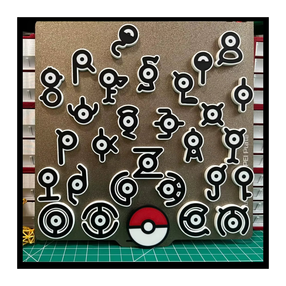 Pokemon Unown Figur Modell aus Kunststoff in Gold und Silber für deinen Desktop oder Kühlschrank - Bild 7