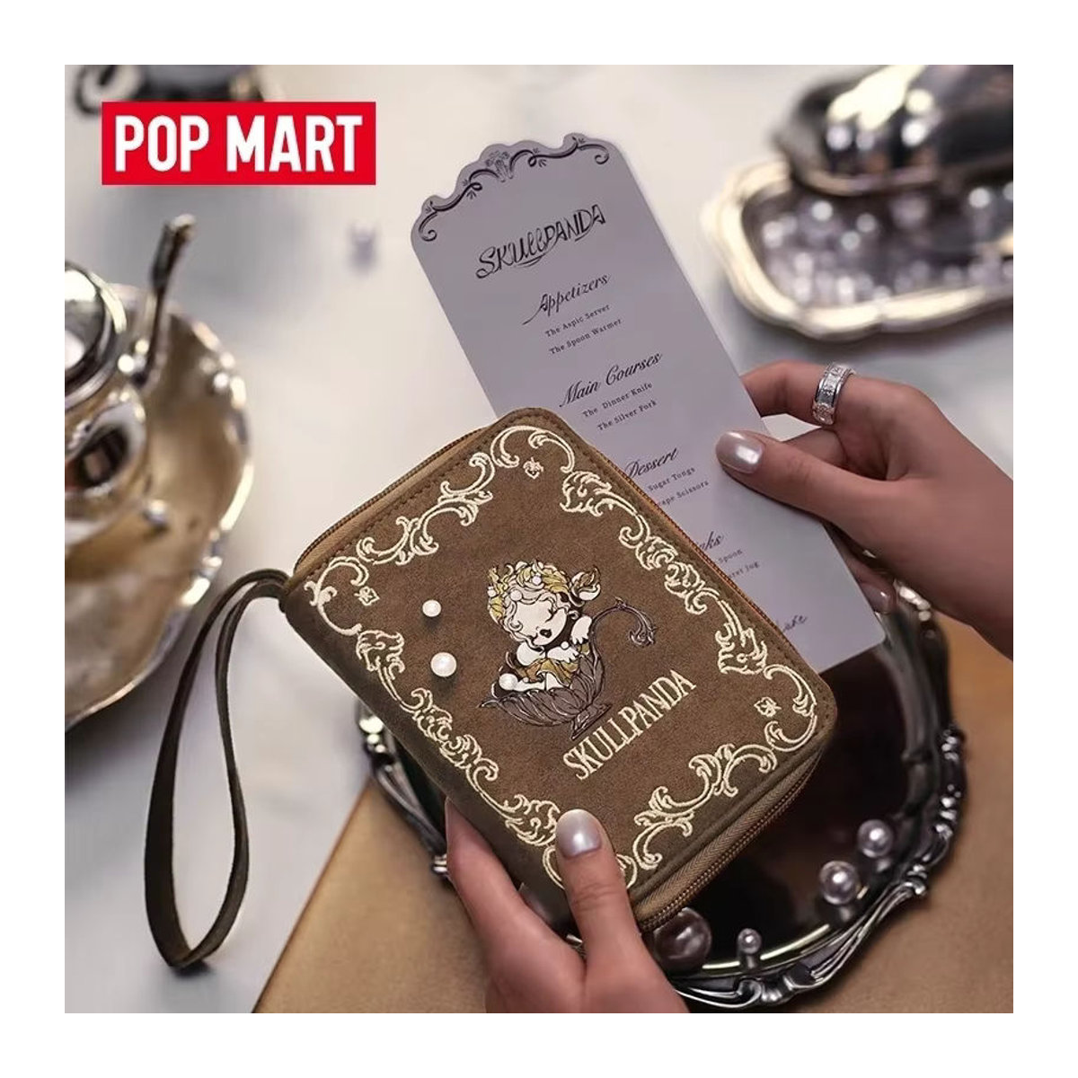 POP MART SKULLPANDA The Feast Begins Series Reisepasshülle Blindbox mit dekorativen Figuren in Braun - Bild 3
