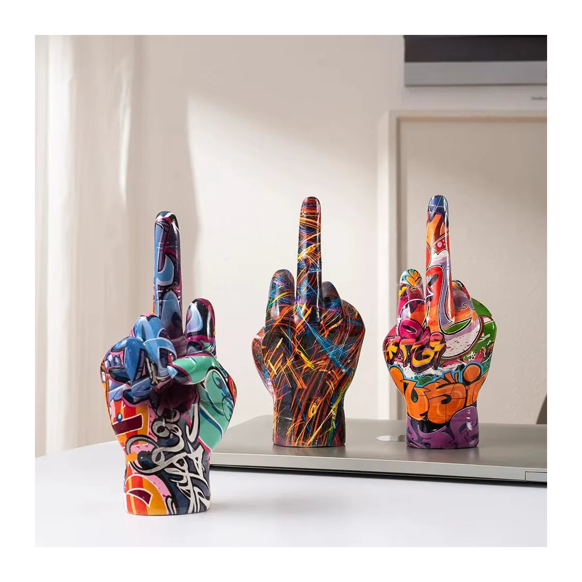 Pop Street Art FROG GOGO Graffiti Mittelfinger Figur in Mehrfarbig als dekorative Statue für dein Wohnzimmer oder Bücherregal - Bild 1