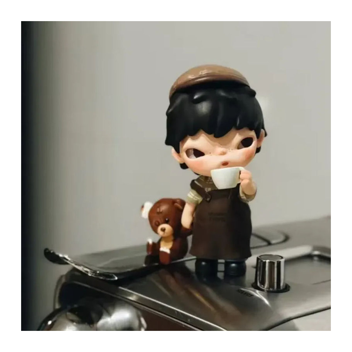 POPMART Hirono Serie Kaffee Blind Box Mystery Box Anime Figur aus Kunststoff in Braun und Mehrfarbig als Desktop Ornament zur Sammlung - Bild 5
