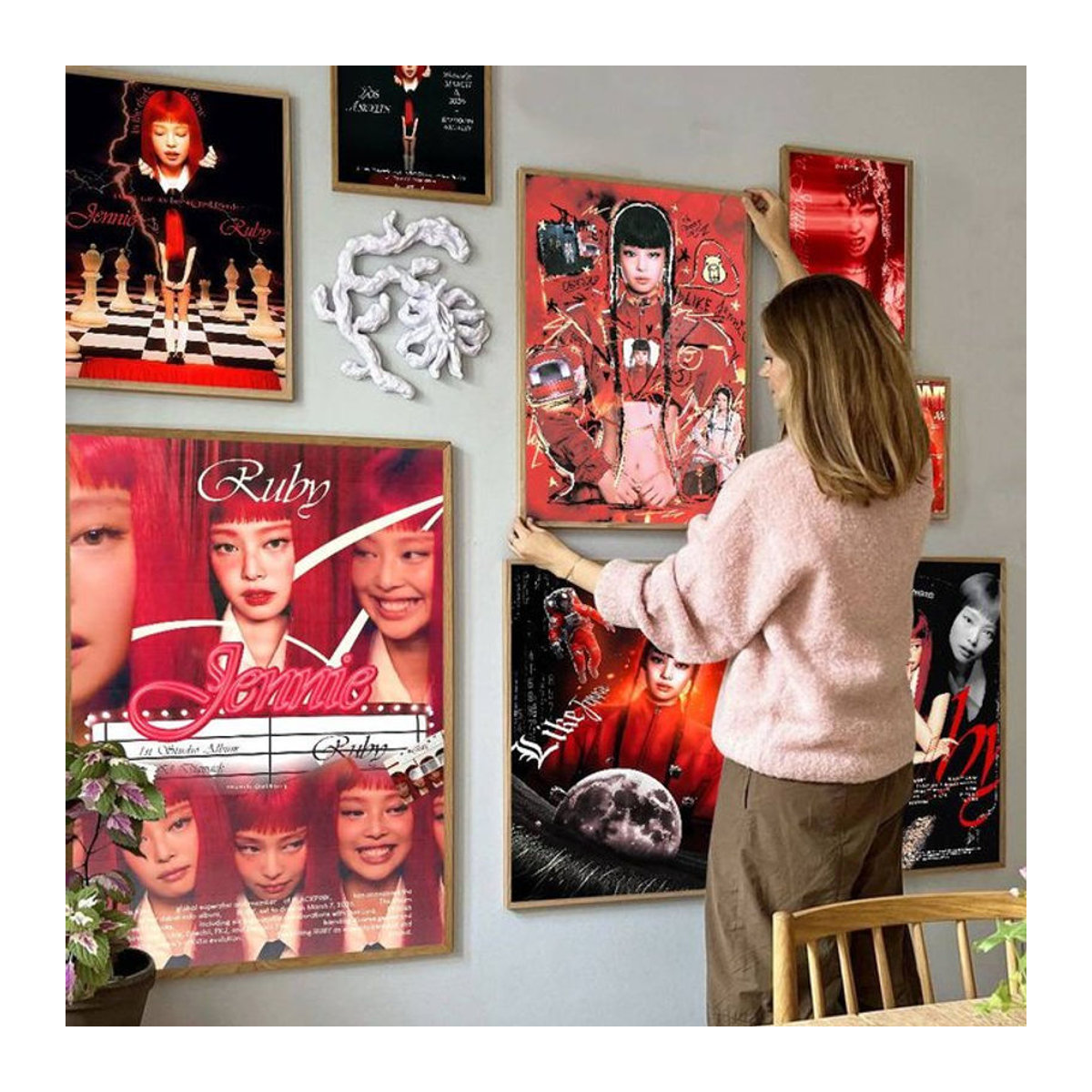 Potdemiel Anime Poster Sänger JENNiE Wandkunst aus weißem Kraftpapier in Mehrfarbig - Bild 1