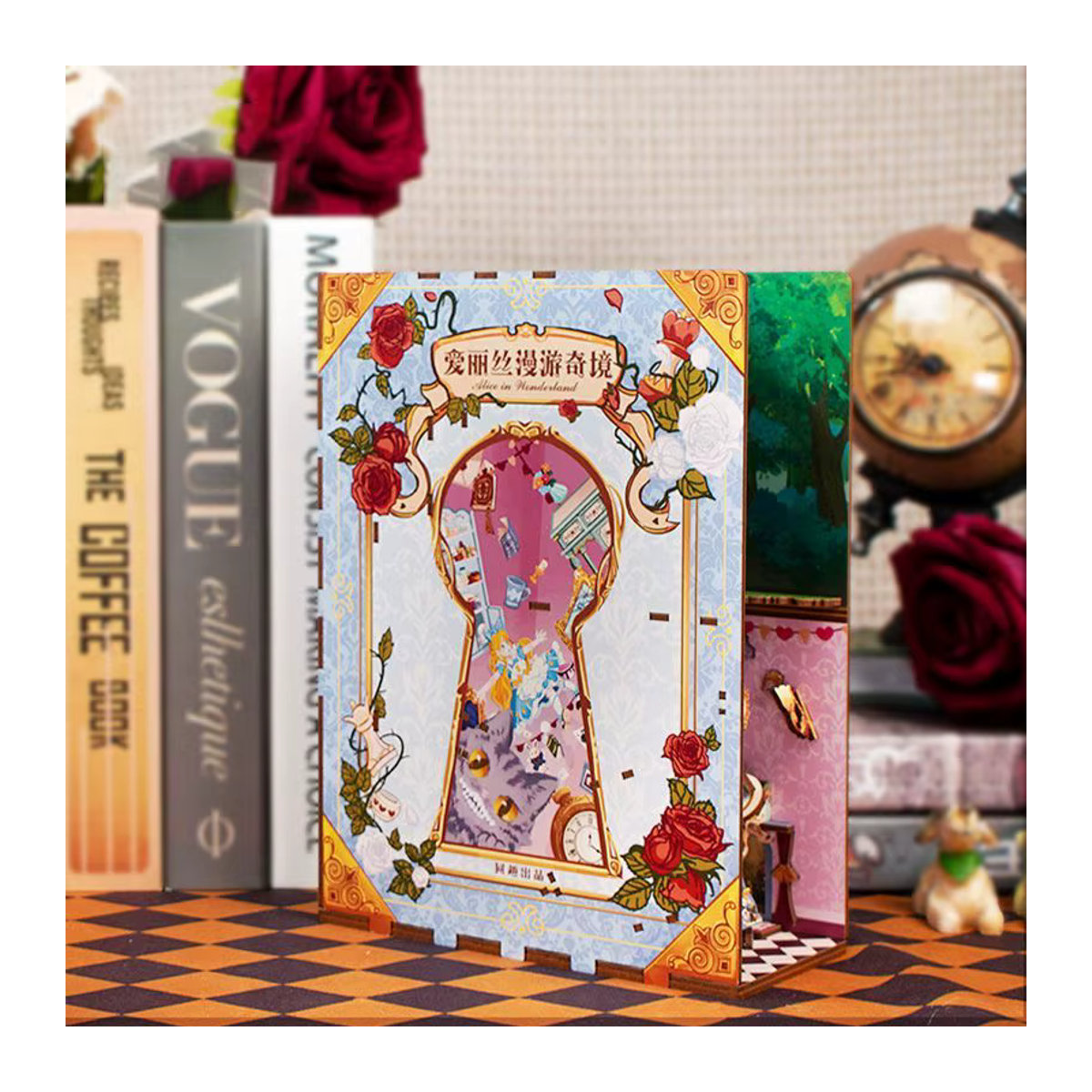 Potdemiel DIY Holz Buchecke Alice im Wunderland Regaleinsatz Kit Microlandscape Desktop Bücherregal Ornamente in Braun und Mehrfarbig - Bild 2
