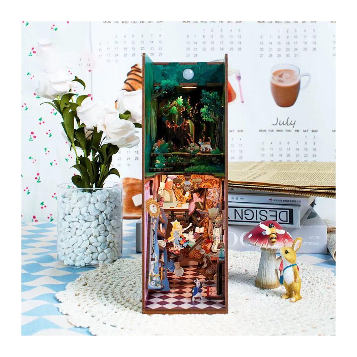 Potdemiel DIY Holz Buchecke Alice im Wunderland Regaleinsatz Kit Microlandscape Desktop Bücherregal Ornamente in Braun und Mehrfarbig - Bild 3