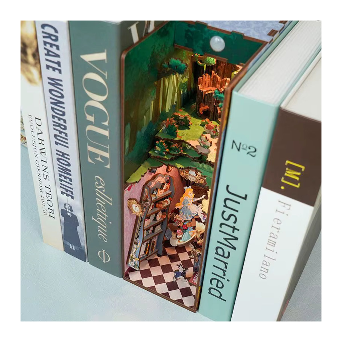 Potdemiel DIY Holz Buchecke Alice im Wunderland Regaleinsatz Kit Microlandscape Desktop Bücherregal Ornamente in Braun und Mehrfarbig - Bild 4
