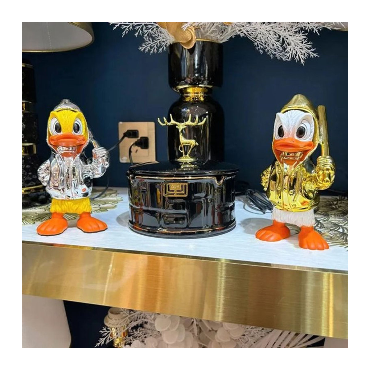 Potdemiel Donald Duck Statue Punk Baseball Spieler aus Kunstharz, Silber/Mehrfarbig, Höhe: 18 cm - Bild 1