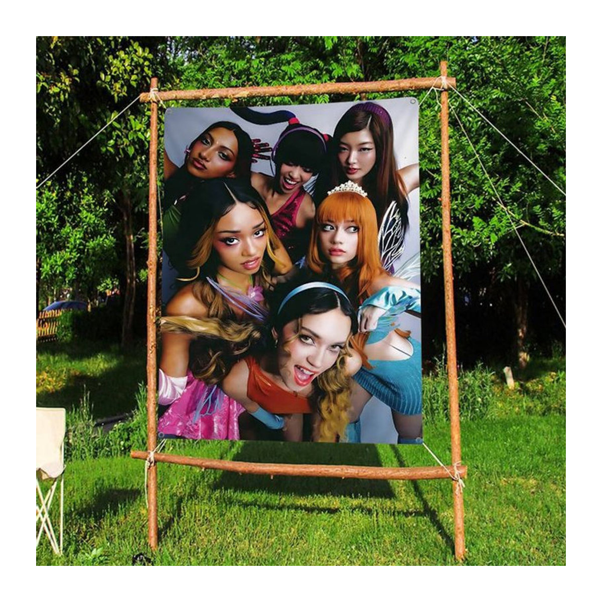 Potdemiel K-Katseyes Anime Wandbanner mehrfarbig aus Textil mit Stange zur Wanddekoration - Bild 1