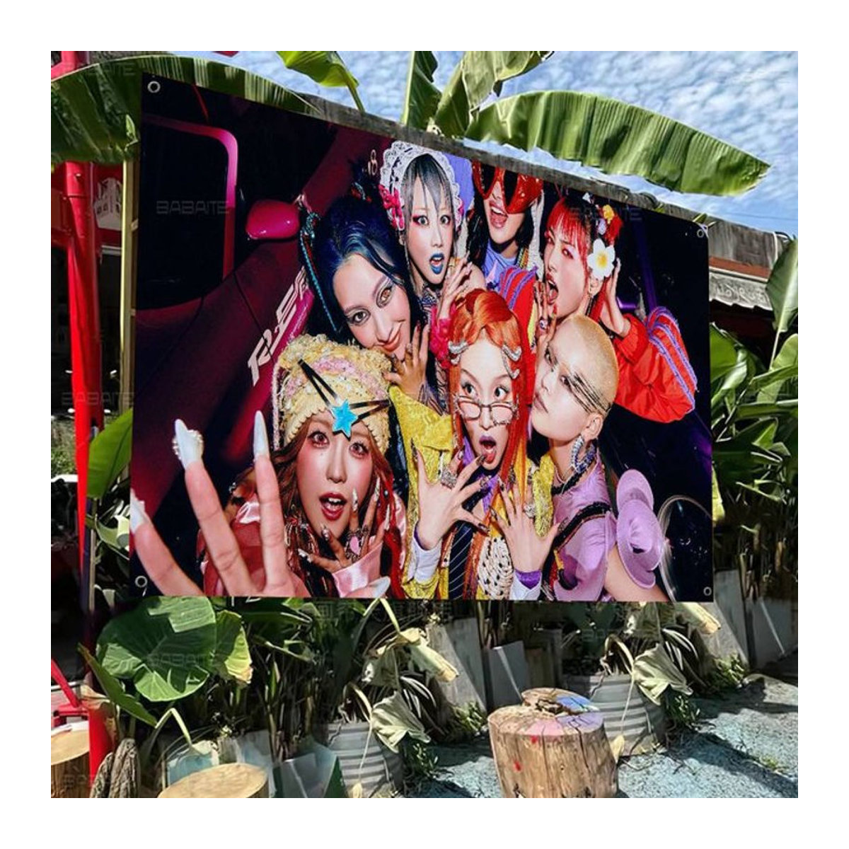Potdemiel Kpop XG Girl Group Banner Dekoration aus Textil in Mehrfarbig für Outdoor und Camping - Bild 1