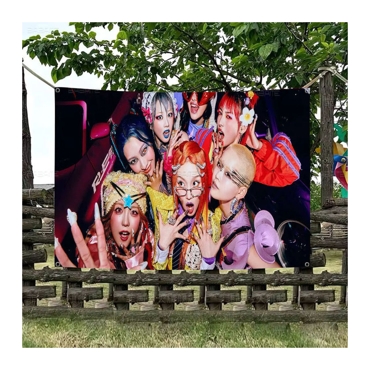 Potdemiel Kpop XG Girl Group Banner Dekoration aus Textil in Mehrfarbig für Outdoor und Camping - Bild 2