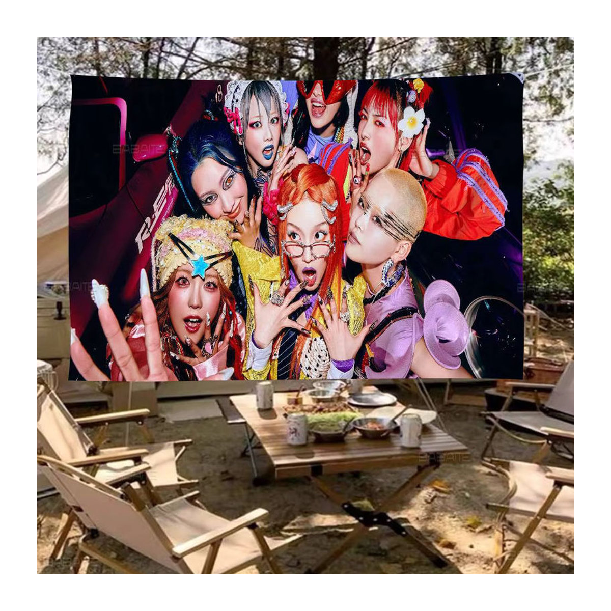 Potdemiel Kpop XG Girl Group Banner Dekoration aus Textil in Mehrfarbig für Outdoor und Camping - Bild 4