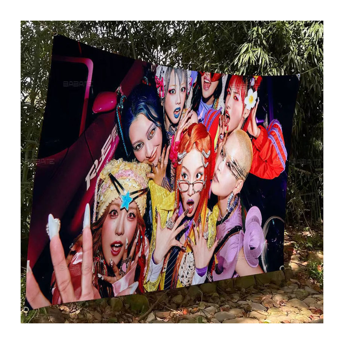 Potdemiel Kpop XG Girl Group Banner Dekoration aus Textil in Mehrfarbig für Outdoor und Camping - Bild 5