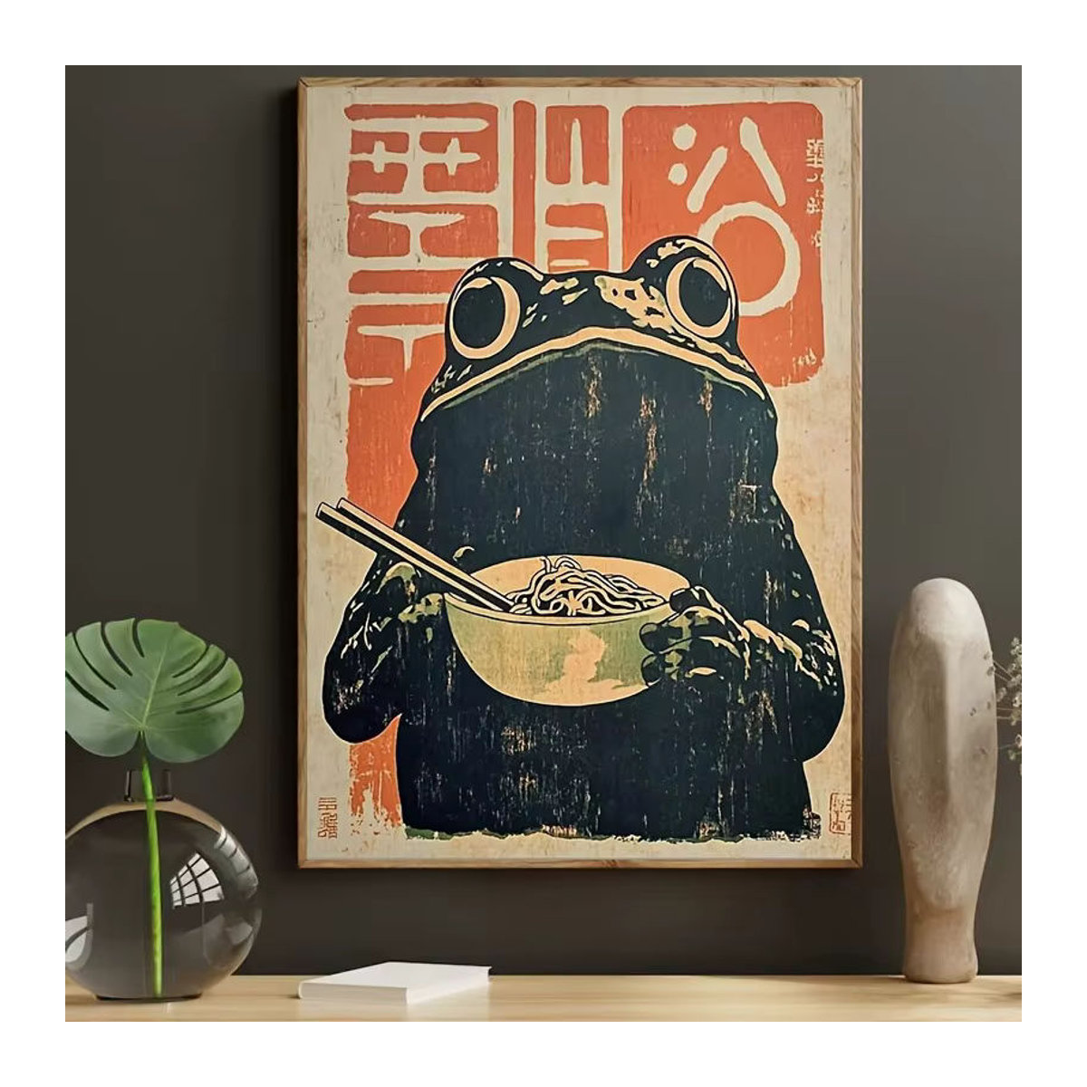 Potdemiel Leinwand-Kunstdruck im Art Déco Stil mit Frosch und Ramen, mehrfarbige Wanddekoration im Hochformat - Bild 2